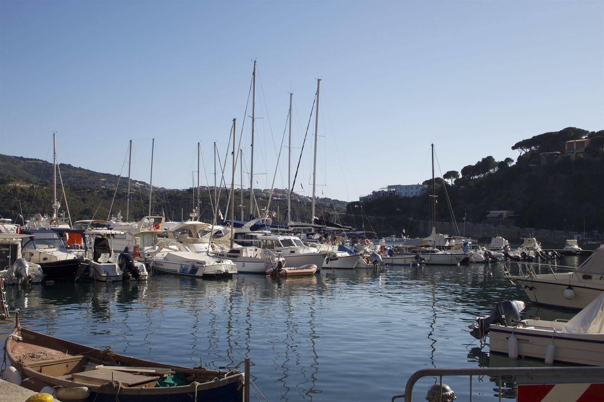 Affittacamere Vista Mare Porto Azzurro Bagian luar foto